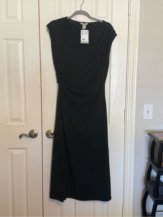 H&M Dresses & Skirts - NWT H&M Black Midi Dress with Cap Sleeves